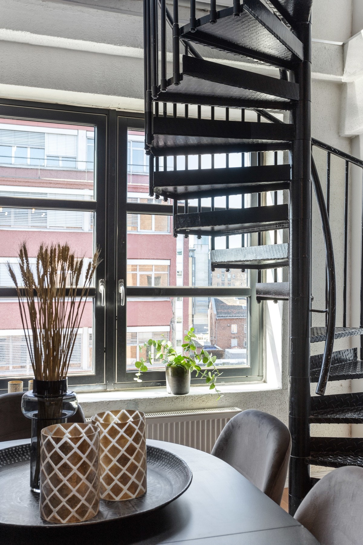 Vinduskarmene er brede med plass til pynt og dekor. Galleribilde