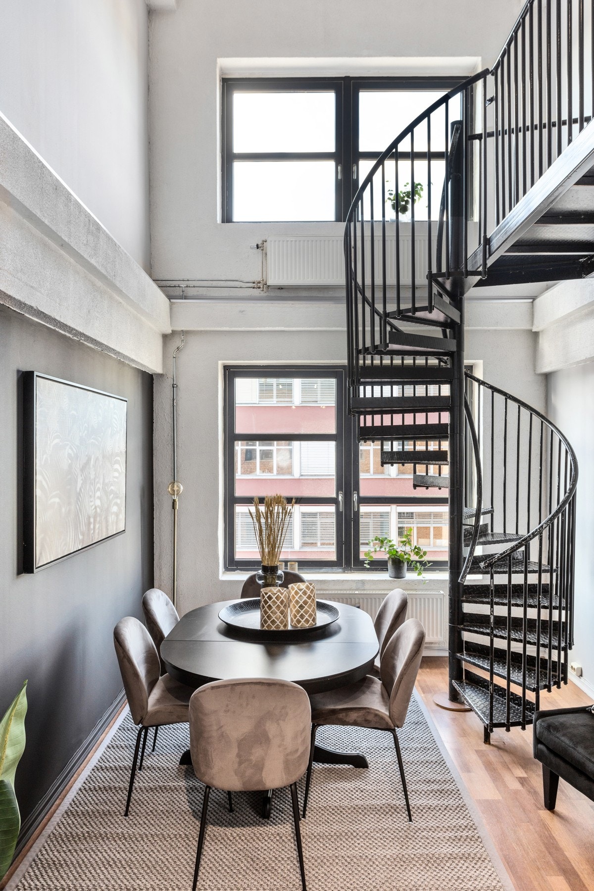 Dette sammen med den svært praktiske løsningen og generøse takhøyden opptil 5,74 meter, sørger for en luftig atmosfære. Galleribilde