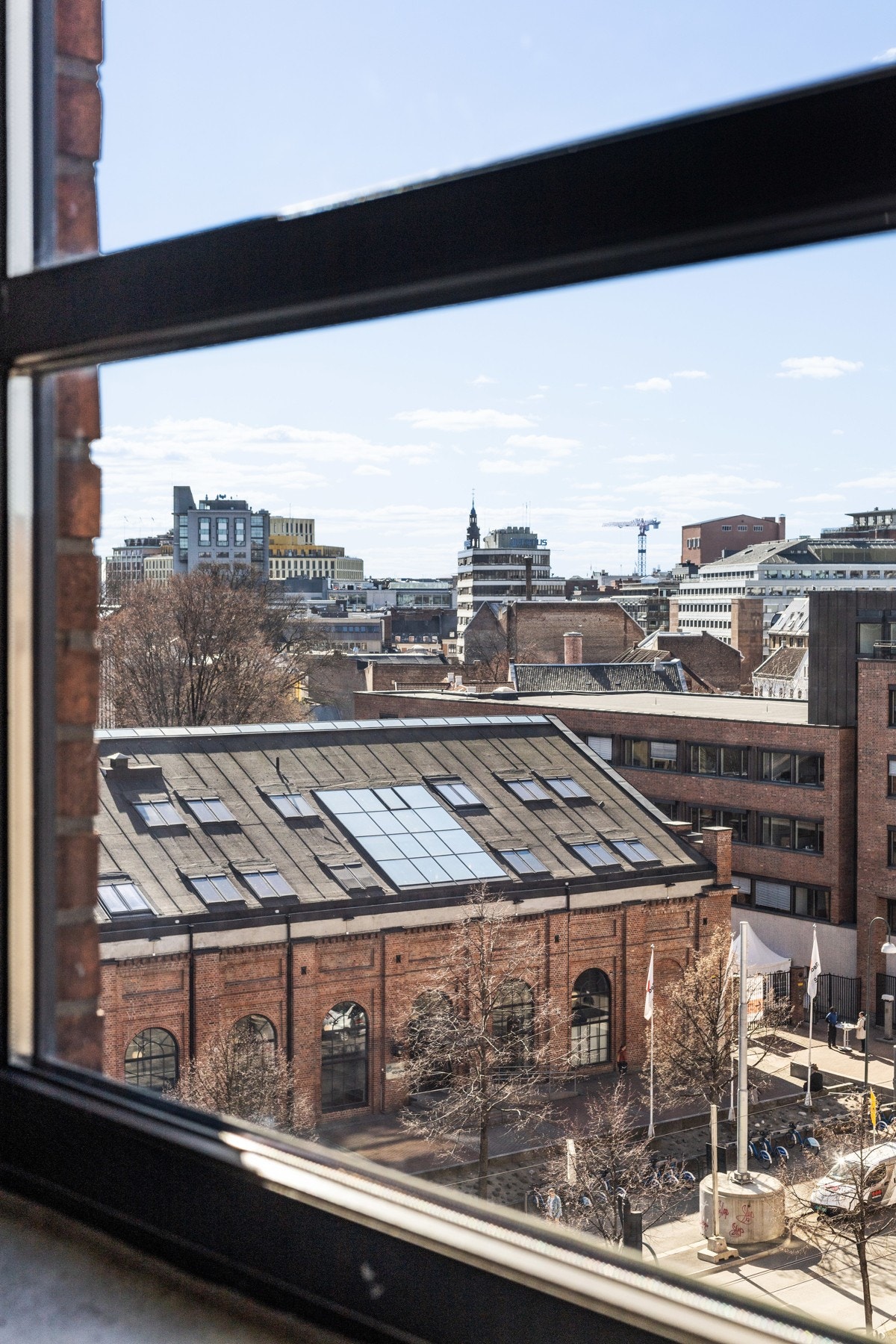 Hyggelig utsyn fra de store vinduene. Galleribilde