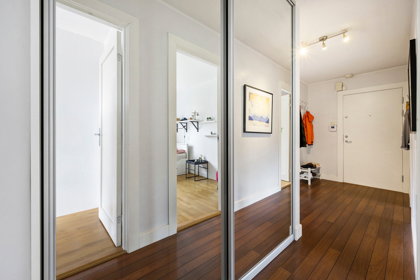 Entréen er innredet med stor skyvedørsgarderobe med opplegg for stor vaskemaskin. Galleribilde