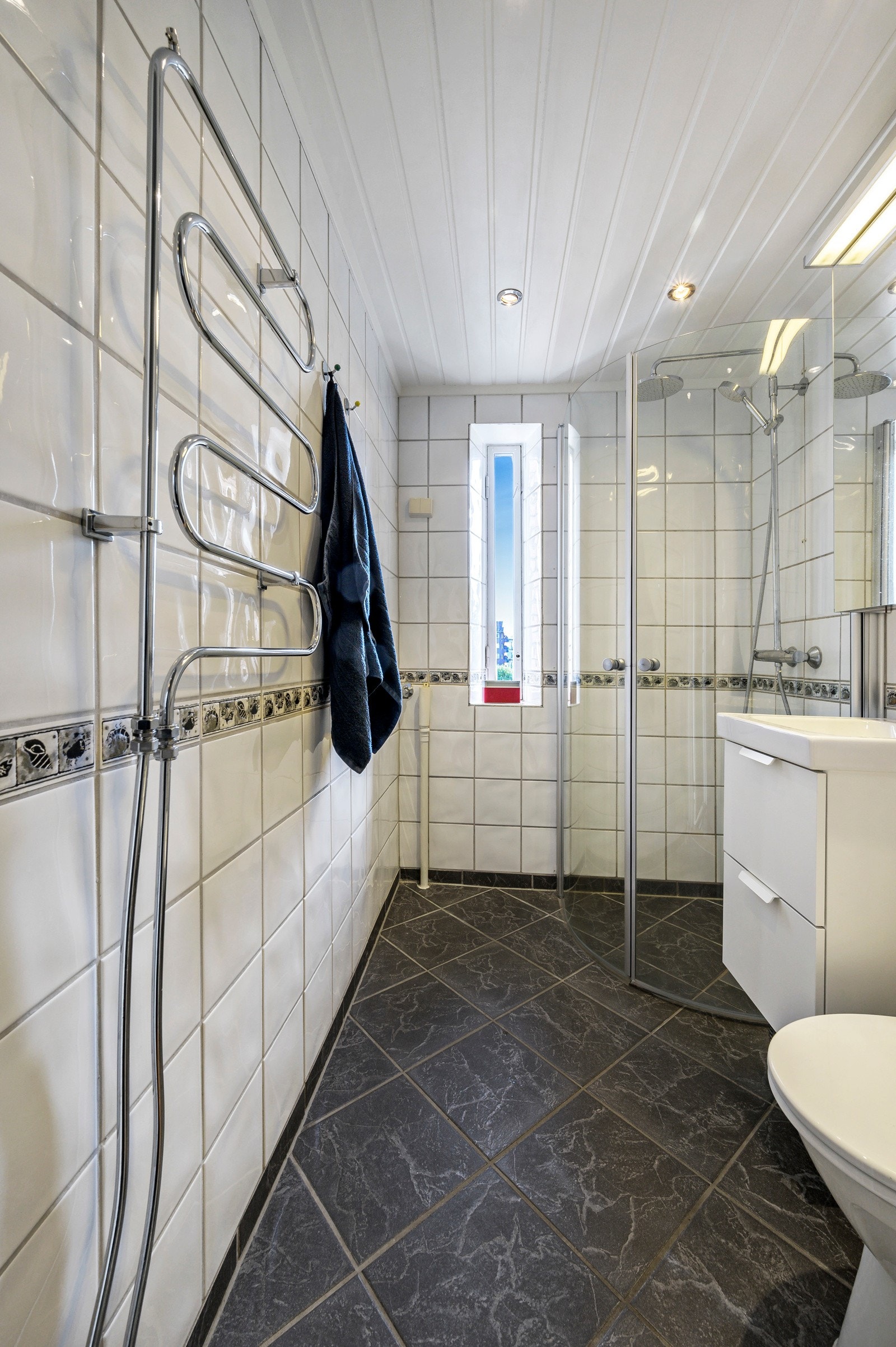 Flislagt bad med opplegg for vaskemaskin. Galleribilde