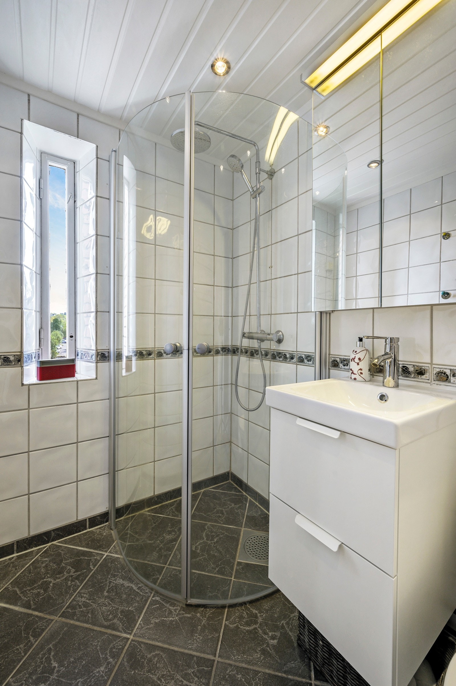 Varmekabler i gulv og downlights i himling. Galleribilde