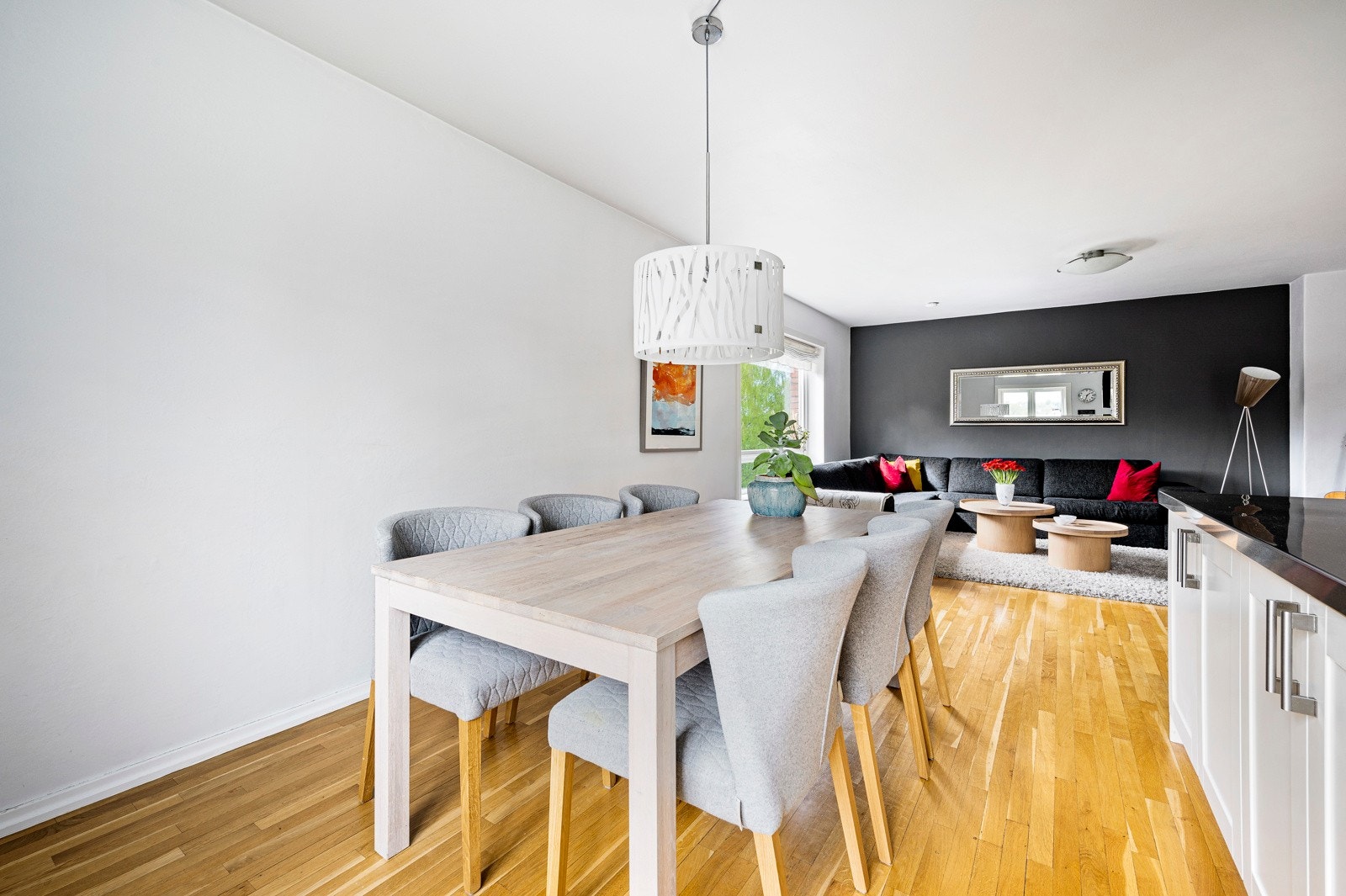 God plass til langbord ved kjøkken. Galleribilde