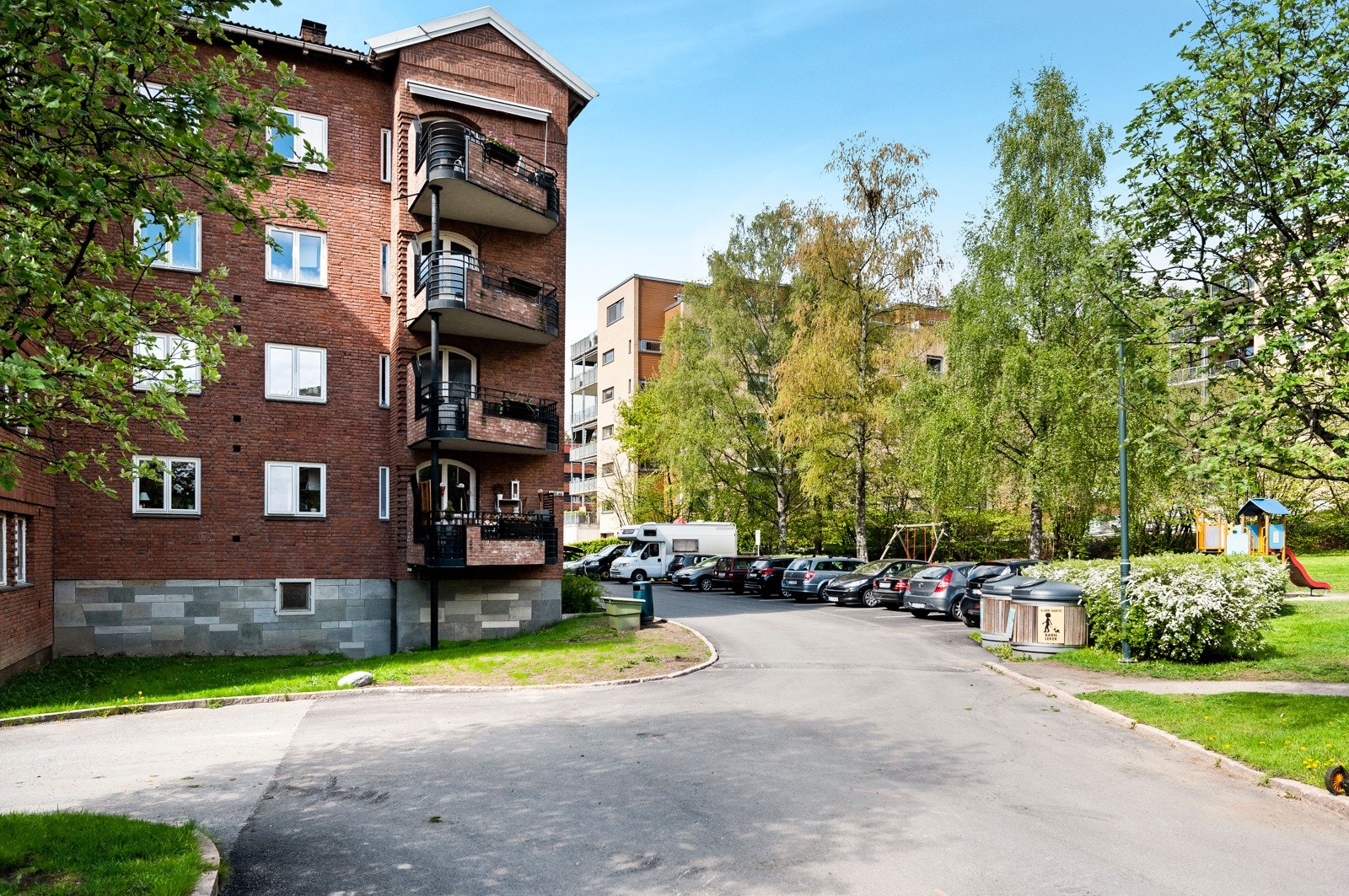 Sameiet har godt med parkeringsplasser. Hver seksjonseier får utlevert 1 oblat og to gjestekort. Galleribilde
