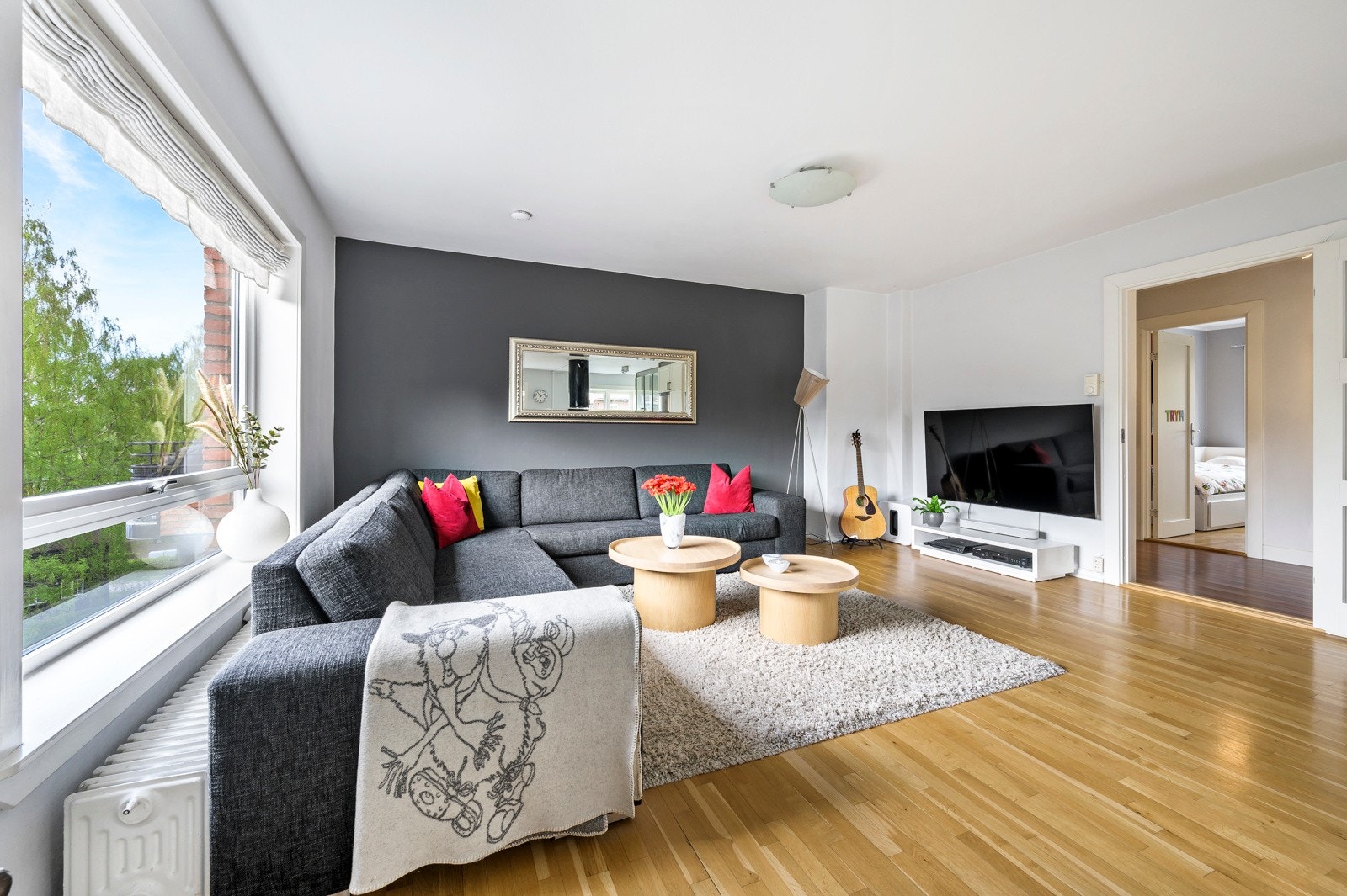 Meget romslig stue med store vindusflater som gir godt lysinnslipp. Galleribilde