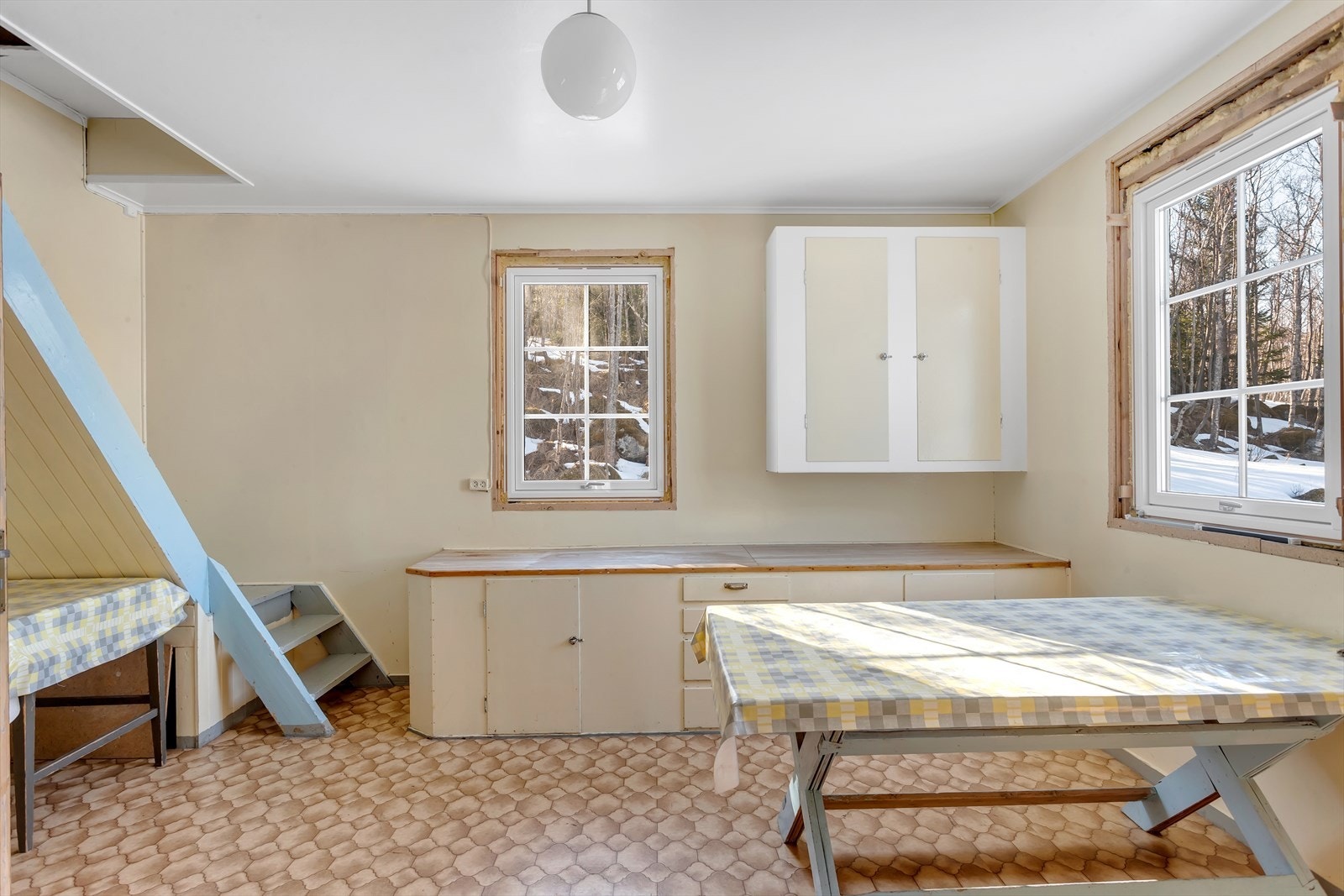 Kjøkken, trapp opp til gang/to soverom Galleribilde