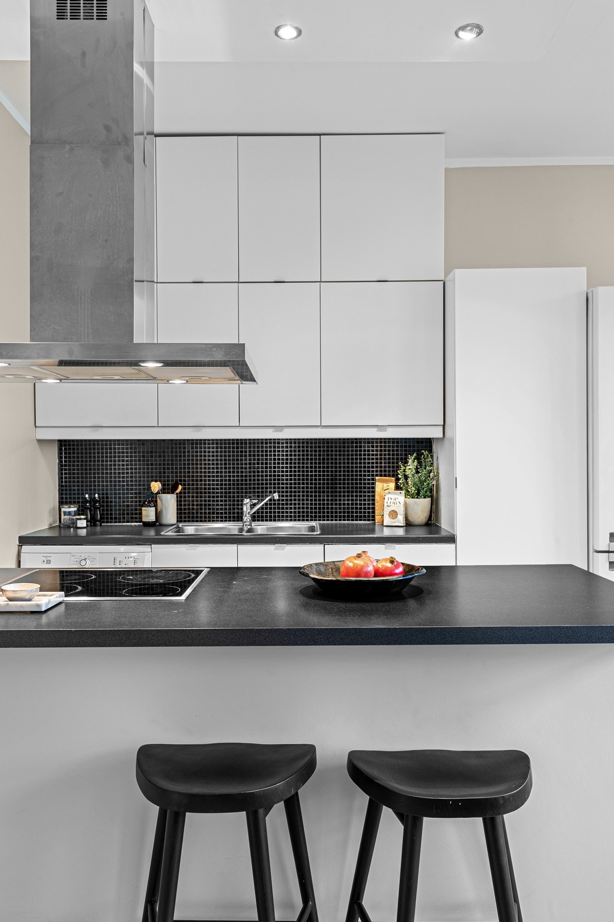 Kjøkkeninnredning med malte slette fronter og stålgrep Galleribilde