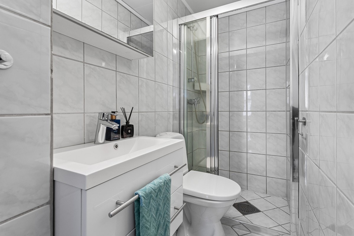 Ny dusjvegg og servantskap i 2019 Galleribilde