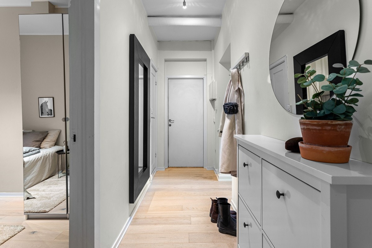 Entré/gang med plass til oppbevaring av sko og yttertøy Galleribilde