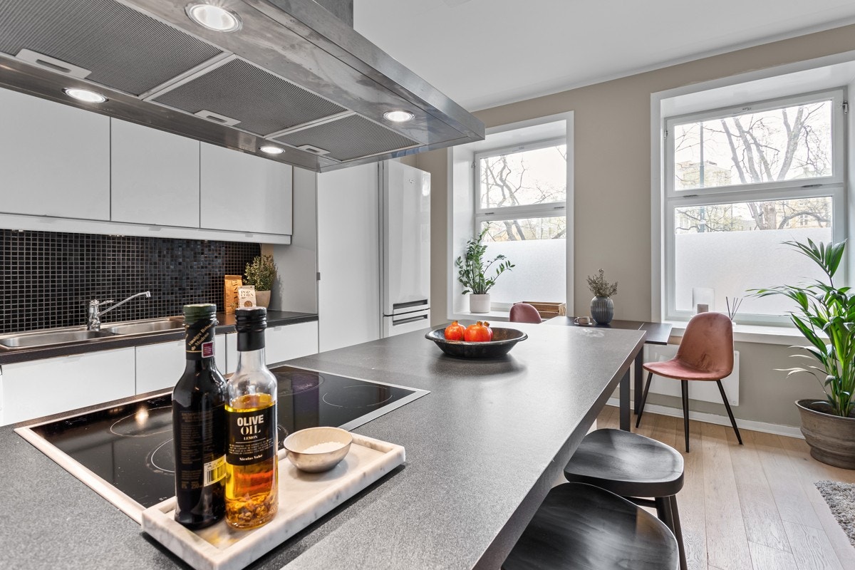 Nymalte kjøkkenfronter i 2020 samt at det ble montert ny vifte og ny oppvaskmaskin i 2020 Galleribilde