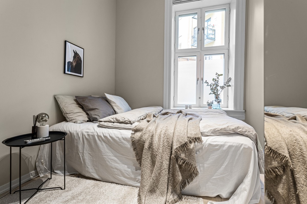 Soverom I med garderobeskap. Vender mot rolig bakgård. Galleribilde