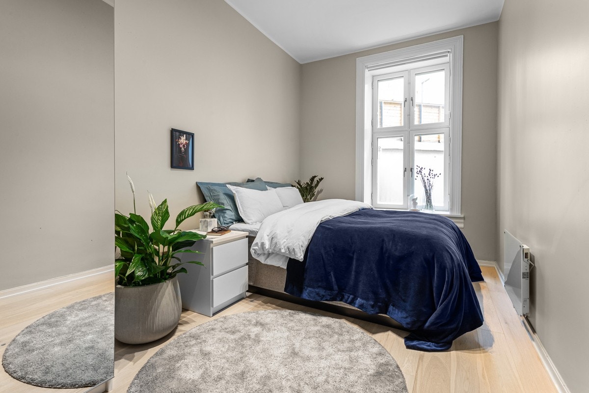 Soverom II med garderobeskap. Vender mot rolig bakgård. Galleribilde