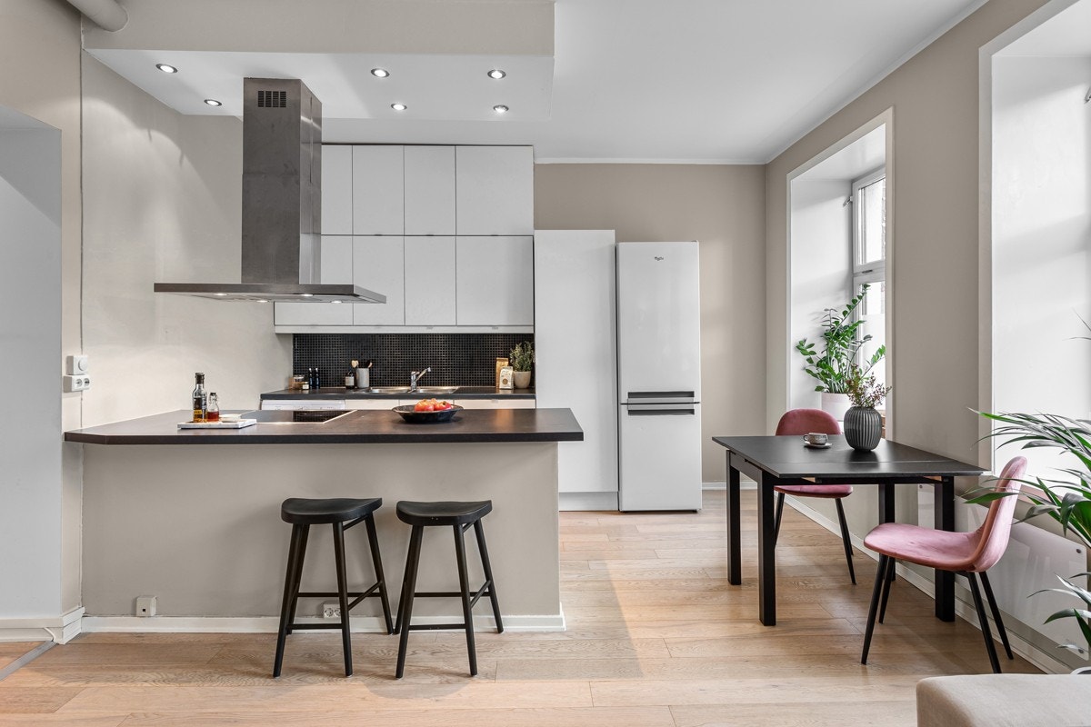 Kjøkken i åpen løsning mot stuen. Opplegg for vaskemaskin i kjøkkenbenk. Galleribilde