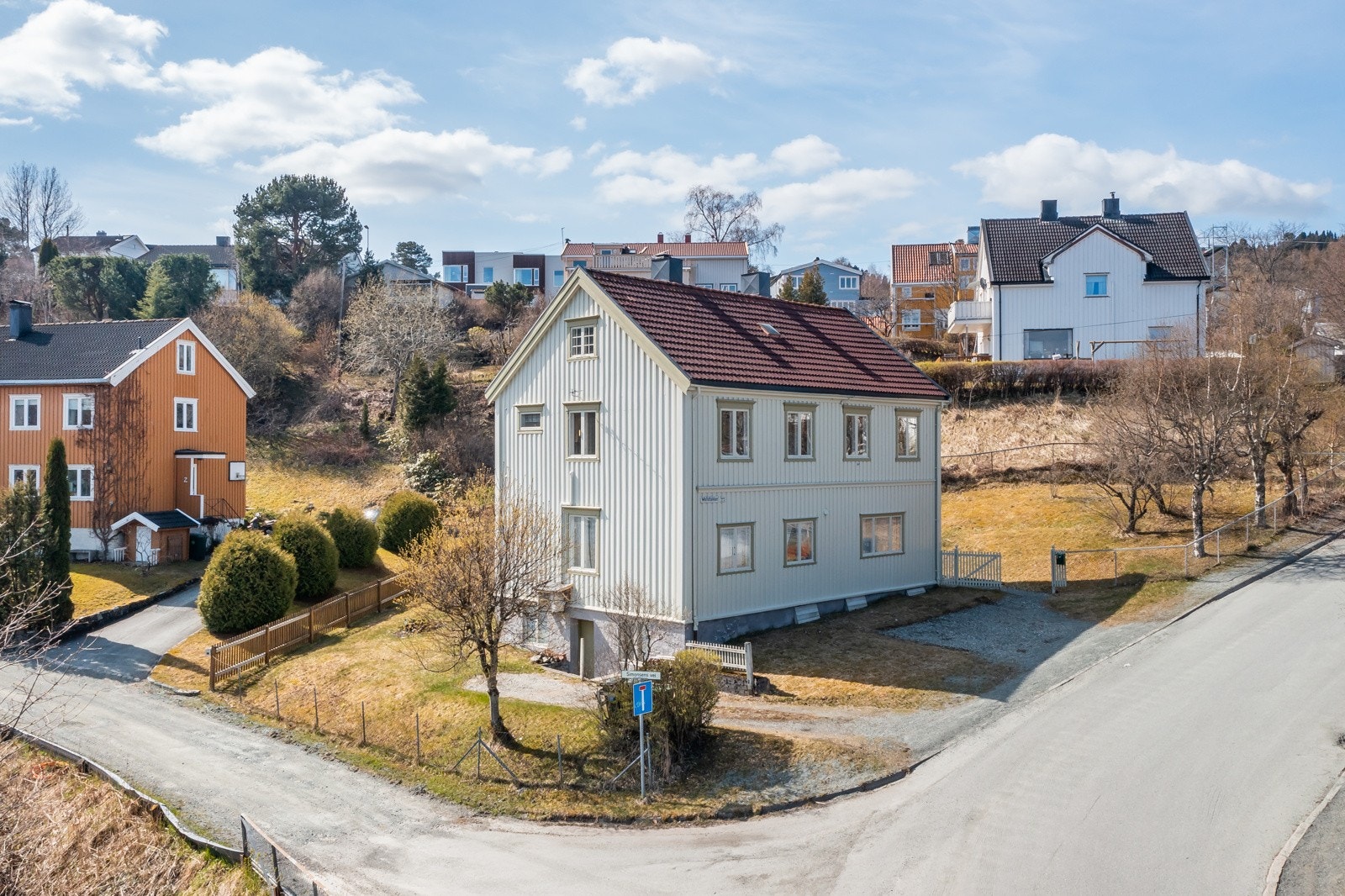 Boligen strekker seg over 4 romslige plan og har gode innredningsmuligheter og en fleksibel planløsning. Galleribilde