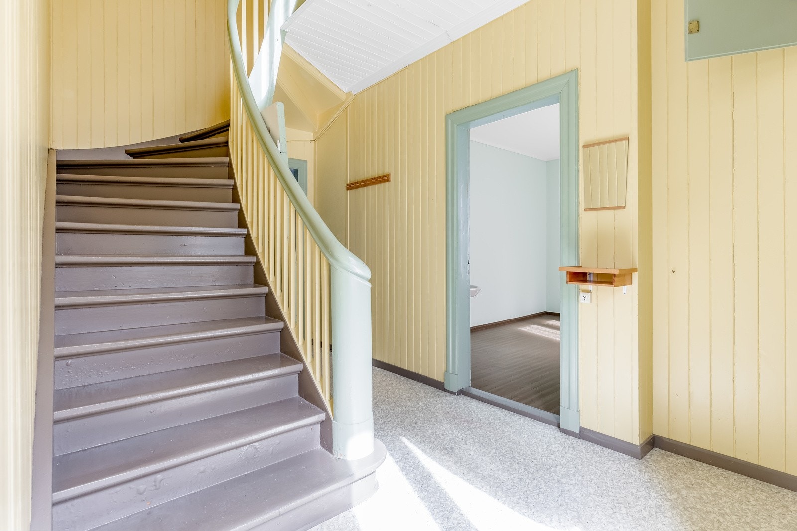 Boligen har en utpreget og klassisk planløsning med luftige rom og generøs takhøyde. Galleribilde