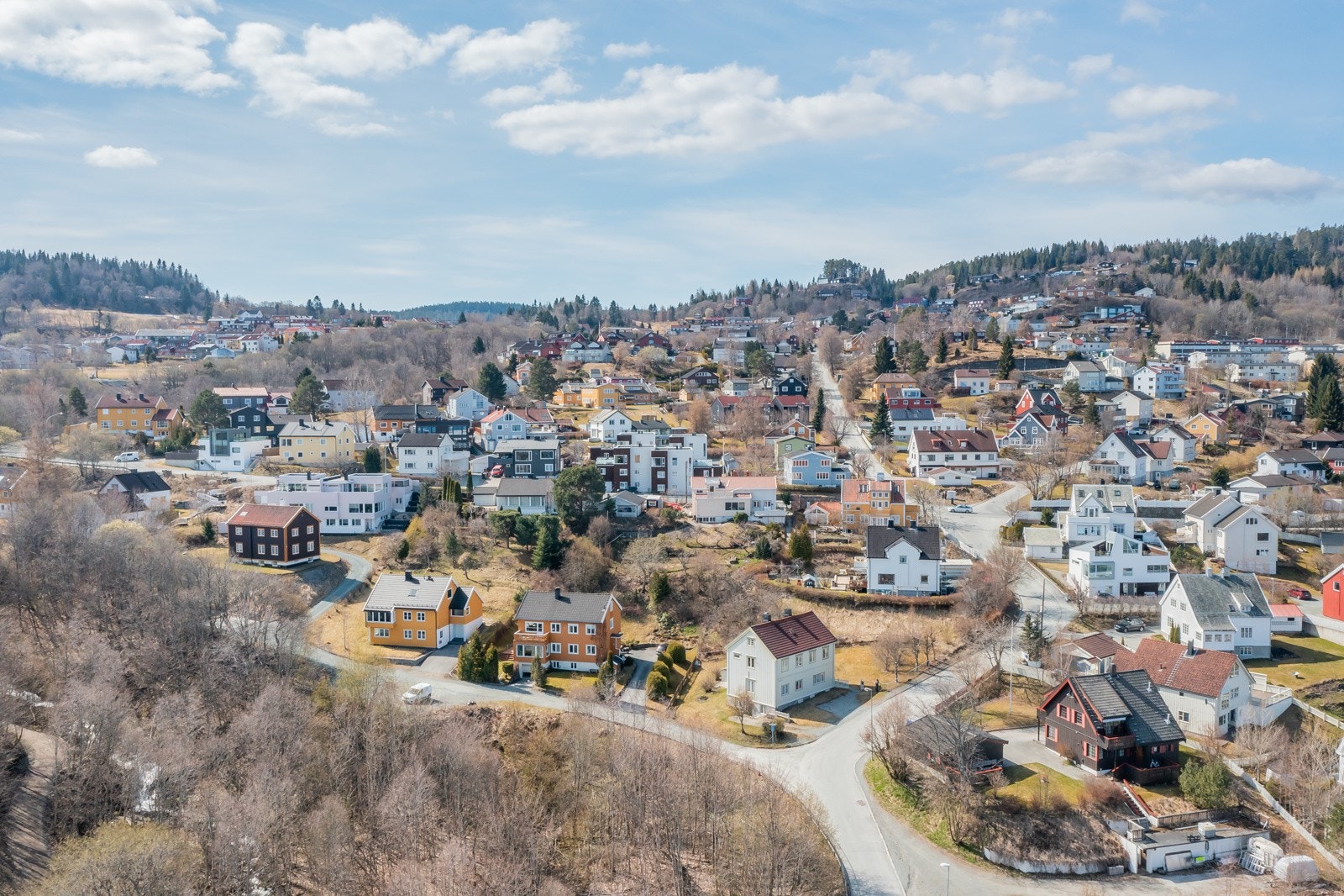 Nærområdet er i all hovedska dominert av større familieboliger i "villasegmentet". Galleribilde