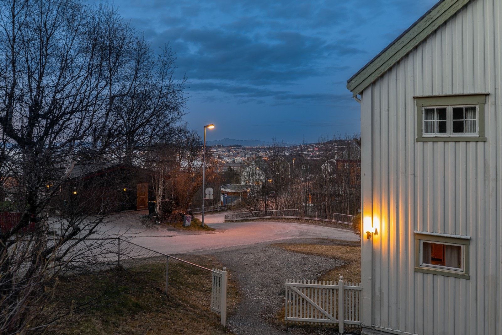 Fra eiendommen har man fastastisk fjord- og byutsikt. Galleribilde