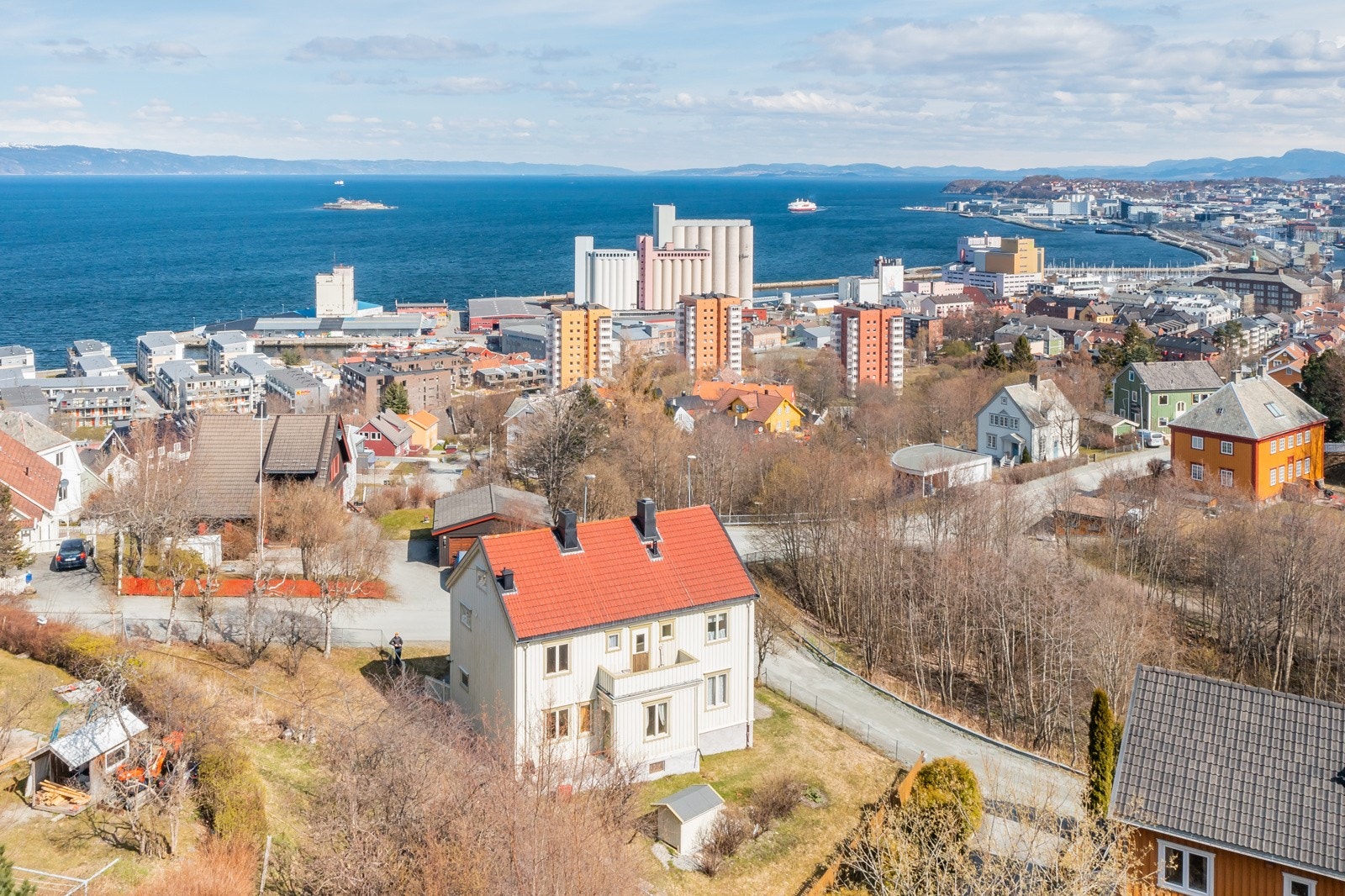 Velkommen til en meget spennende enebolig beliggende i et etterspurt boligområdet! Galleribilde