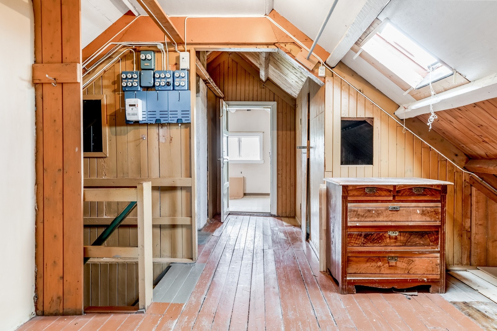 På loftet er det massevis av lagringsplass inkludert to godkjente soverom. Galleribilde