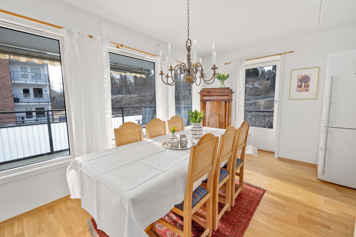 Her er det god plass til langbord - utgang til fransk balkong Galleribilde