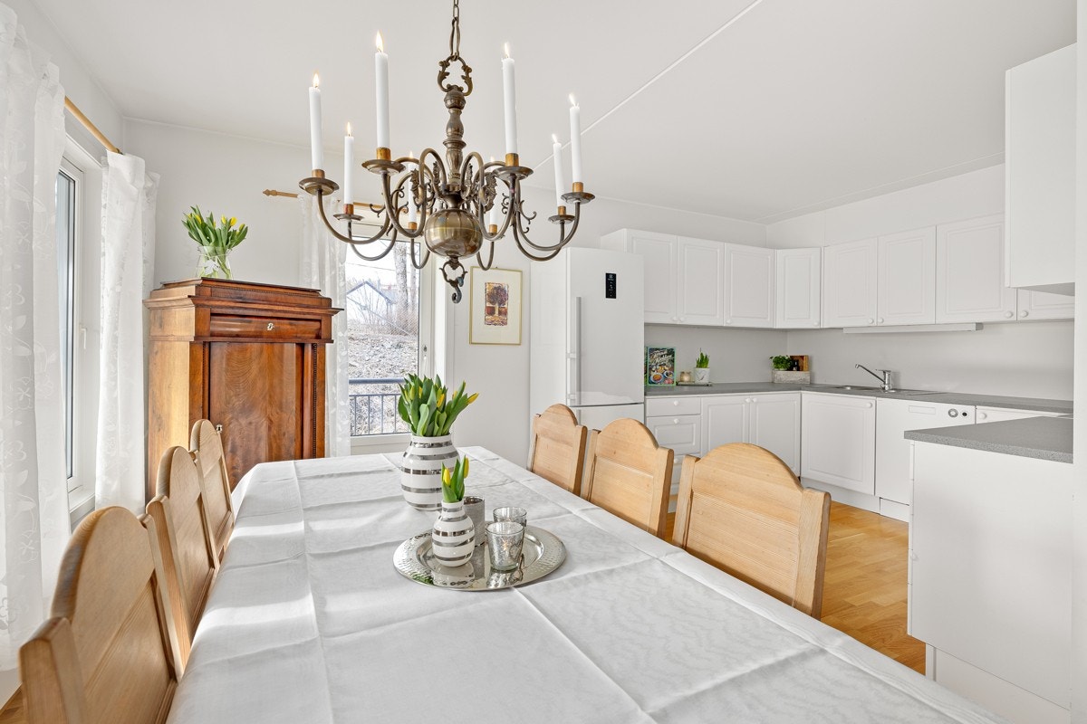 Hyggelig spiseplass på kjøkken Galleribilde