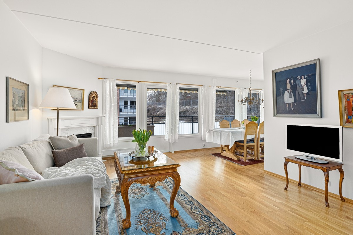 Stor og lys stue med store vindusflater som gir et godt lysforhold Galleribilde