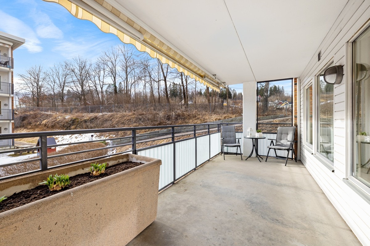 Solrik og usjenert terrasse på 10 kvadratmeter Galleribilde