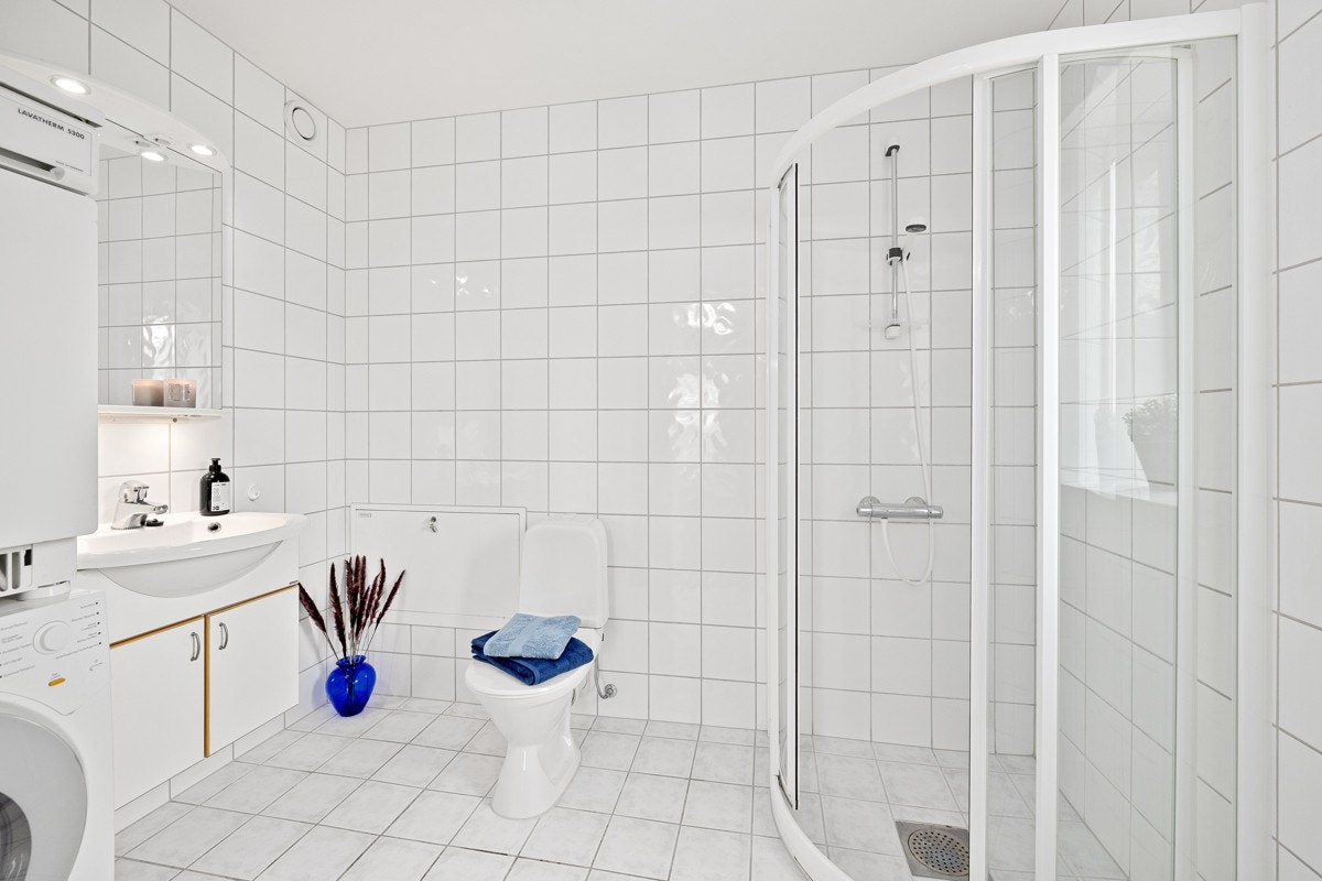 Bad/wc tilknyttet hovedsoverom - opplegg for vaskemaskin og tørketrommel Galleribilde