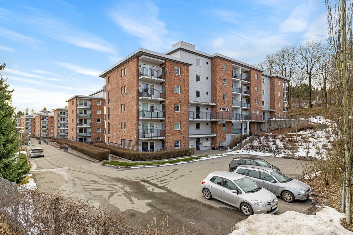 Besøkende kan parkere på gjesteparkeringsplassene med synlig gjesteparkeringskort. Det henges også opp oppslag i kjeller når beboere har plasser de ønsker å leie ut. Galleribilde