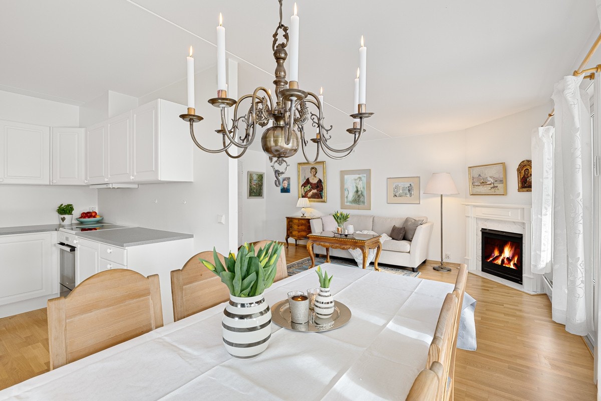 Peisen kan også nytes fra spisestue/kjøkken Galleribilde