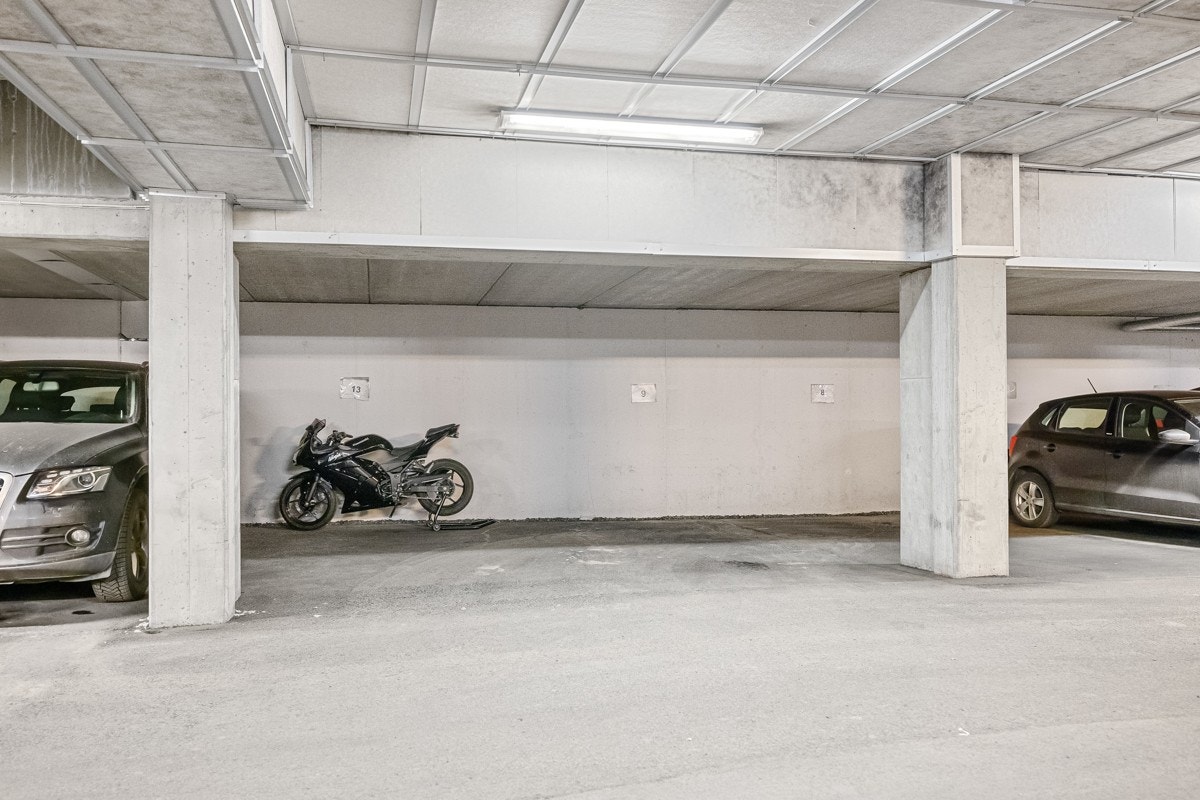 Leiligheten disponerer egen parkeringsplass på 12 kvadratmeter i lukket garasjeanlegg med elektrisk portåpner. Det er mulig å montere elbillader. Galleribilde