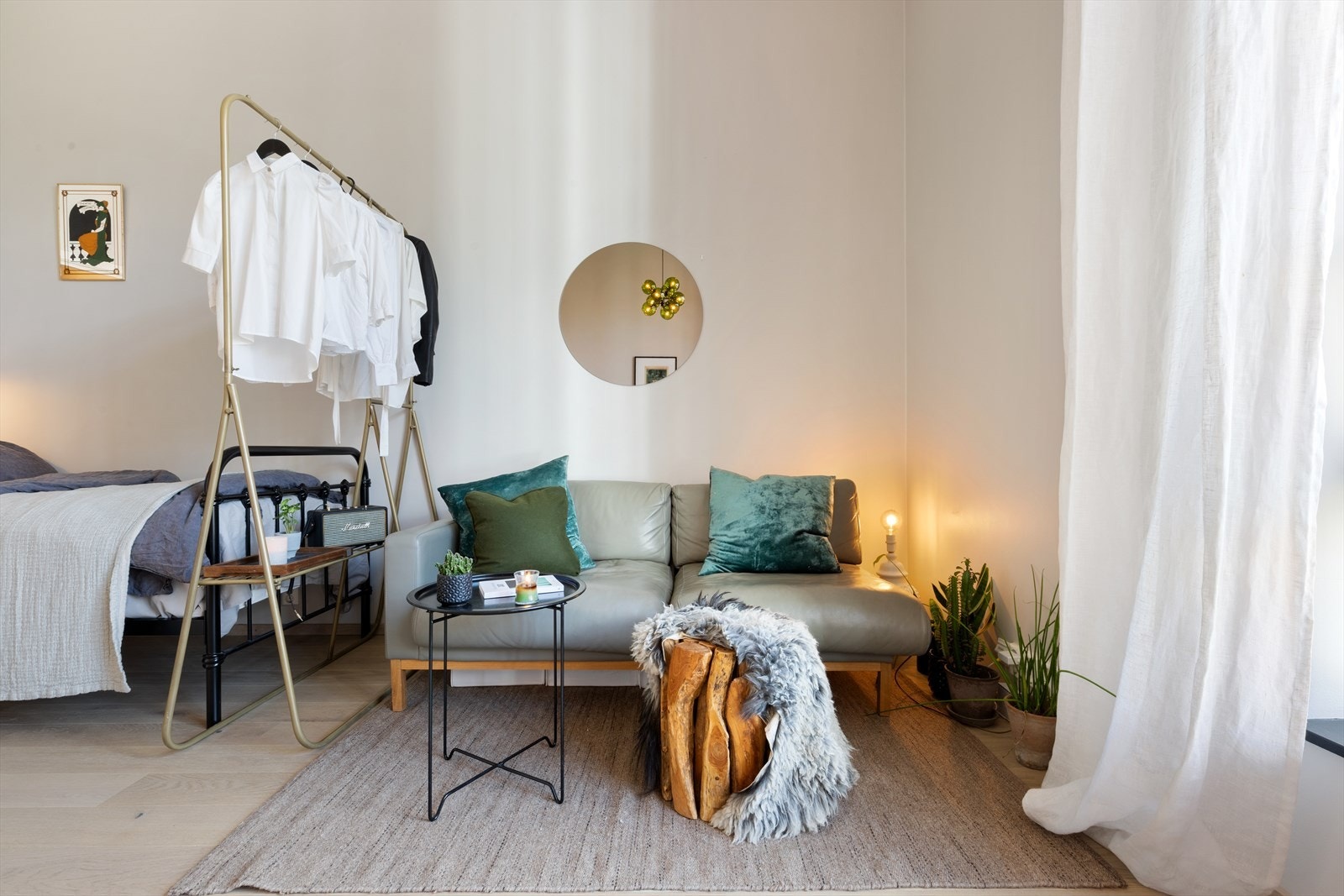 Med romdelere, klesstativer etc. deler du enkelt av rommet i ulike soner. Galleribilde