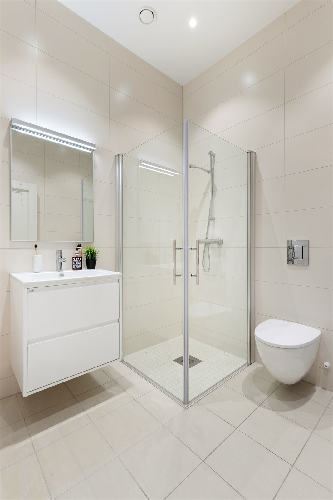 Badet har vannbåren varme i gulvet. Galleribilde