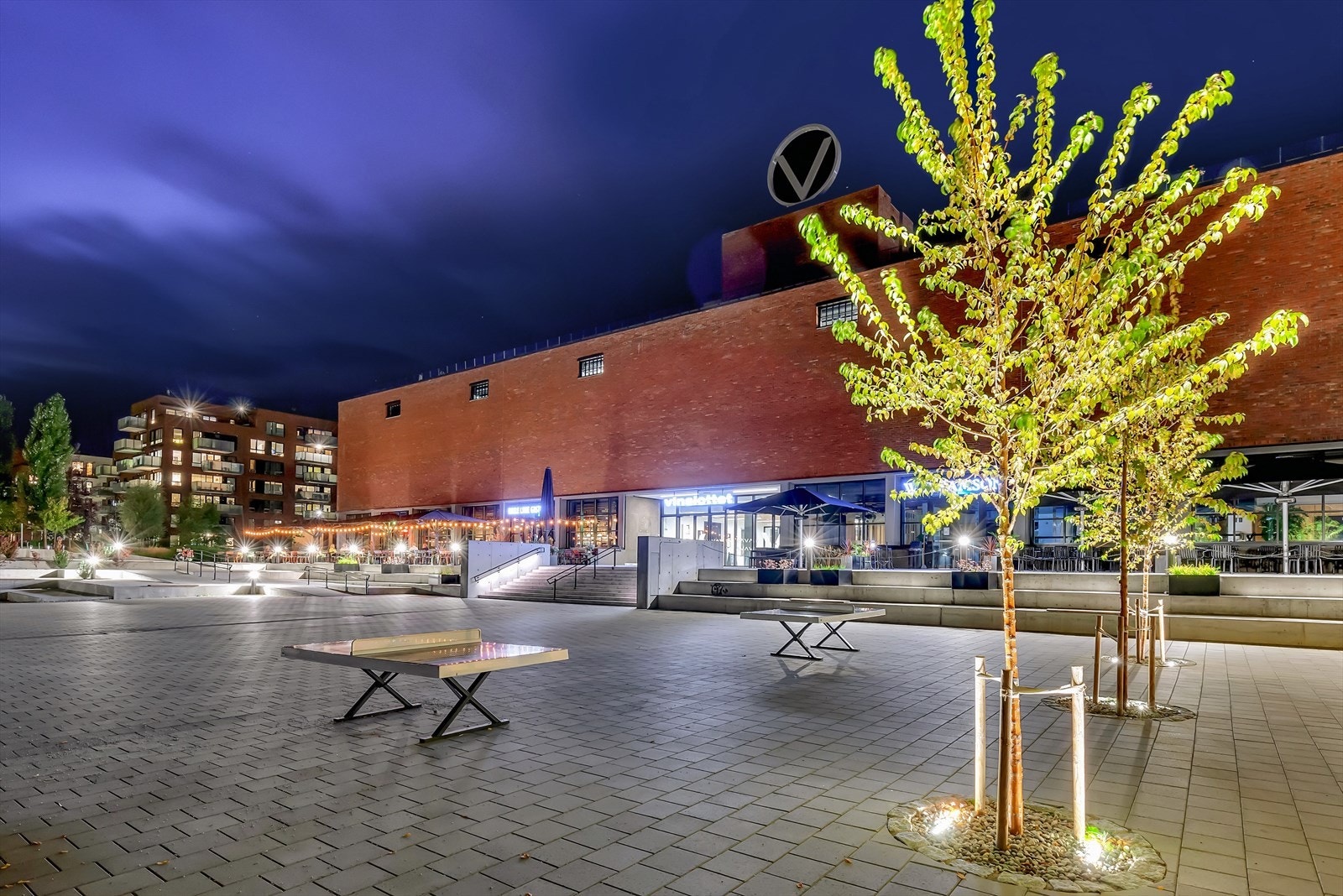 Leiligheten ligger i Vinslottet, som har bl.a. Hasle Linie Gastropub, baker, sushirestaurant, apotek og butikker. Galleribilde