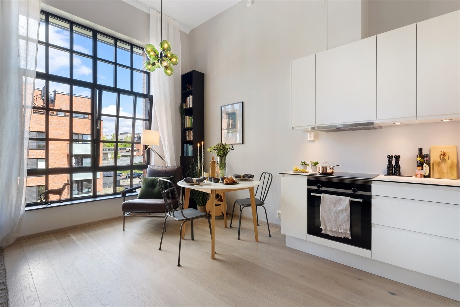 Velkommen til Bøkkerveien 10 C i populære Vinslottet på Løren! Leiligheten presenteres av Jeanette Stenersen (mob: 908 52 095) i EiendomsMegler1. Galleribilde