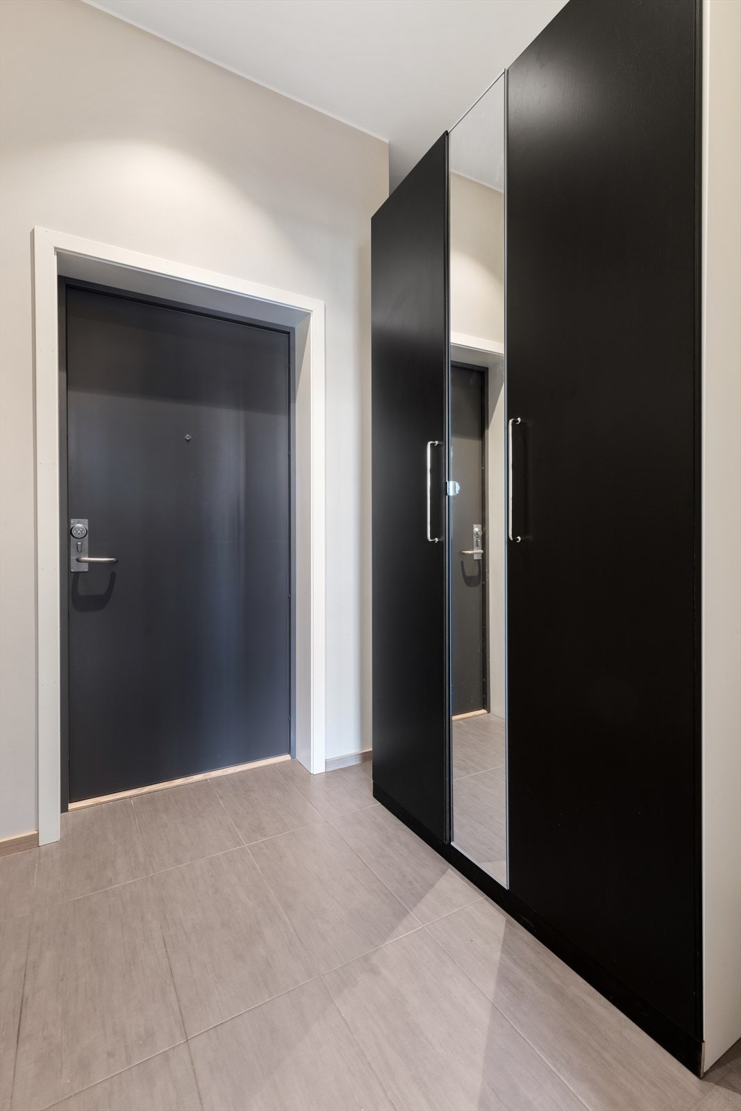 Entréen er innredet med praktisk garderobeskap. Galleribilde