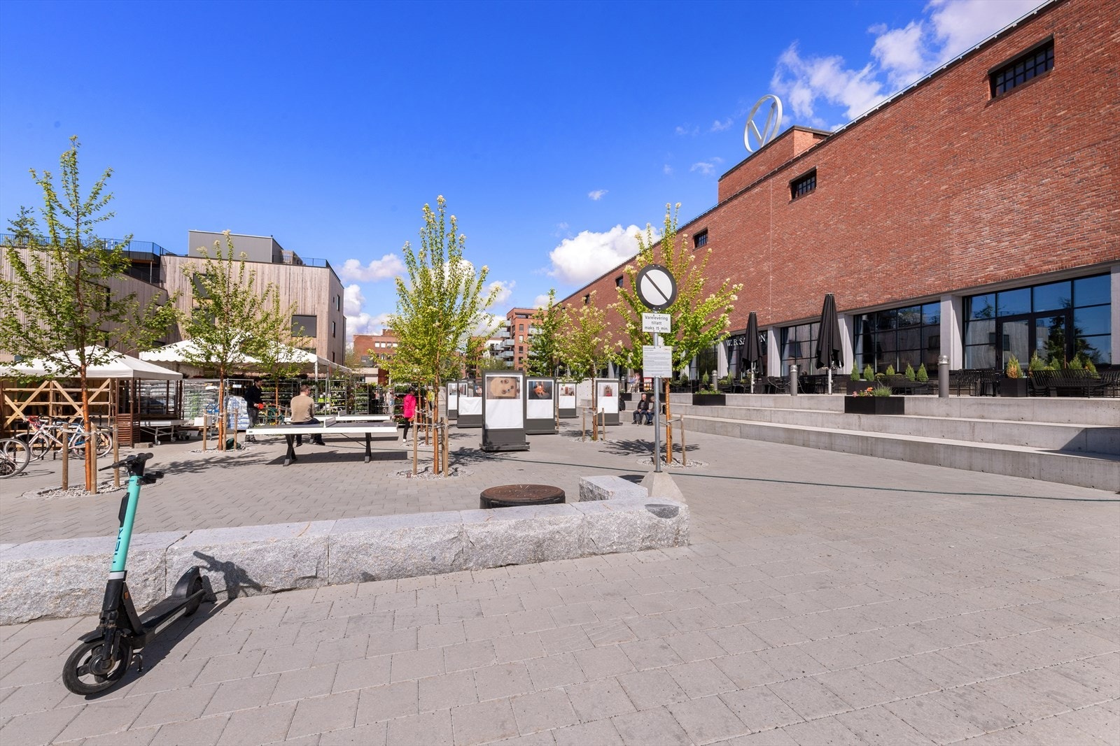 Vinslottet huser bl.a. Samson bakeri som er et ypperlig sted å ta søndagskaffen sammen med en god venn eller nabo. Galleribilde