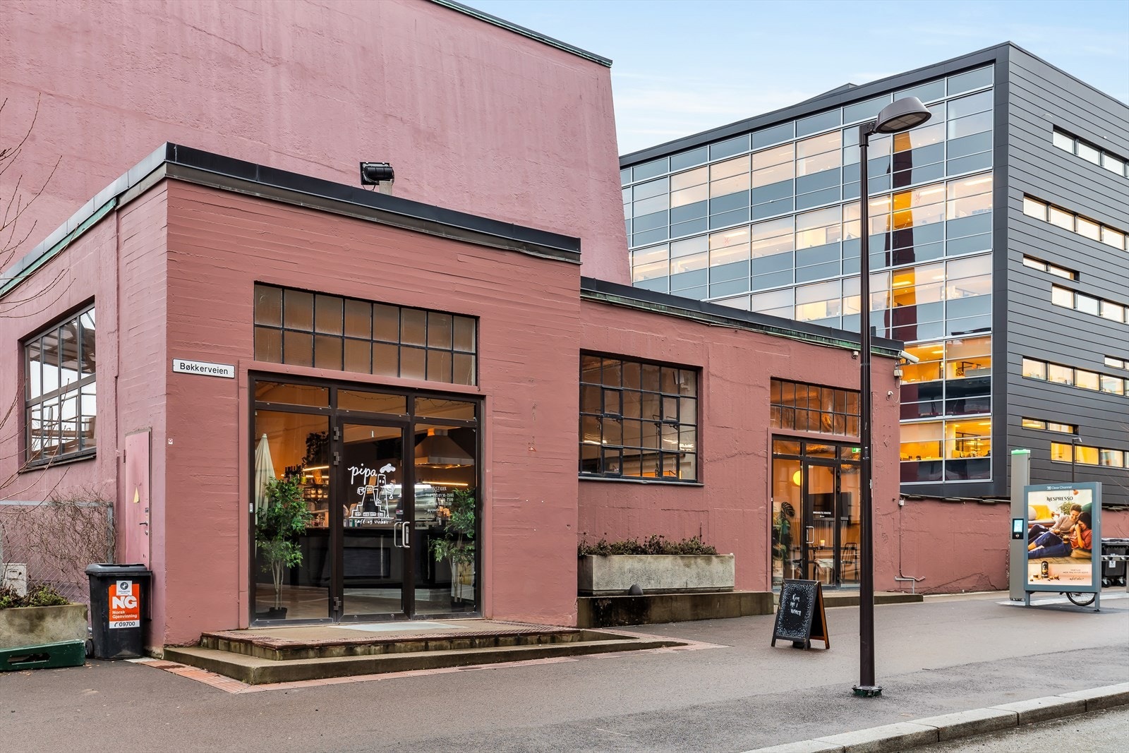 Populære Pipa kafé og vinbar like utenfor døren. Galleribilde