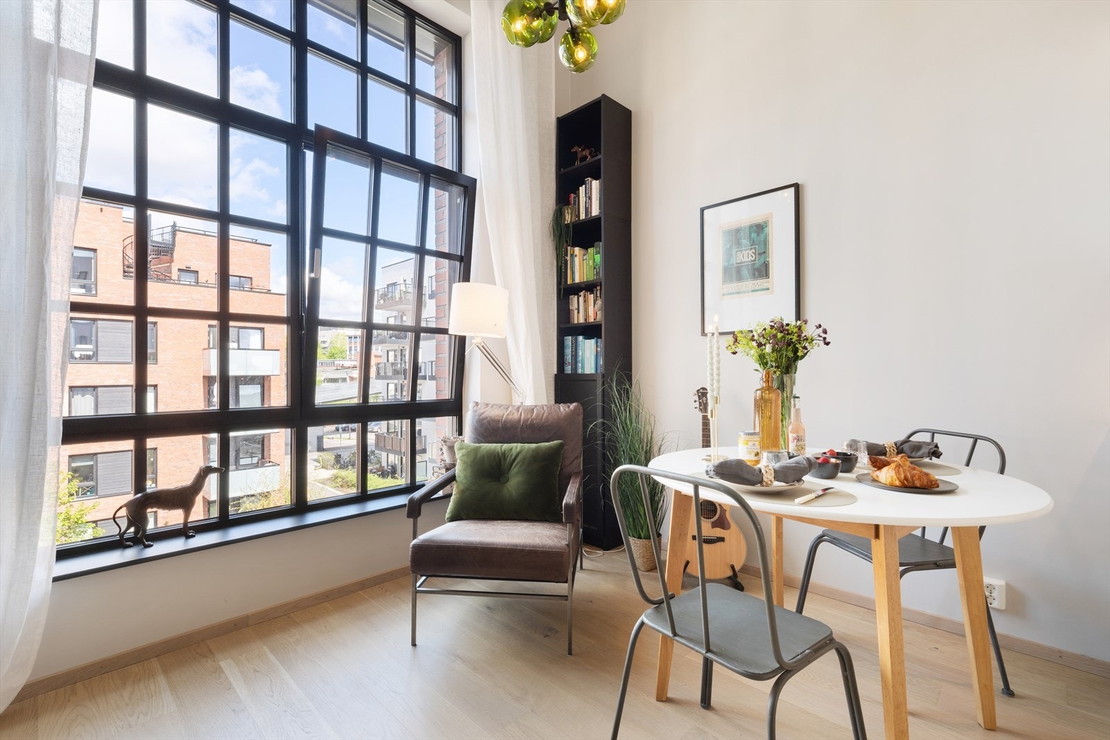 Med plass for spisebord ligger alt til rette for hyggelige kvelder i godt selskap. Galleribilde