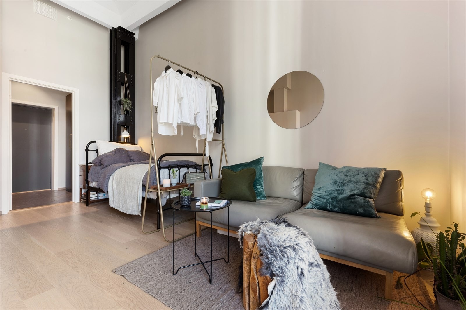 Den generøse takhøyden gir rommet et luftig preg. Her kan man også etablere hems, om det er ønskelig! Galleribilde