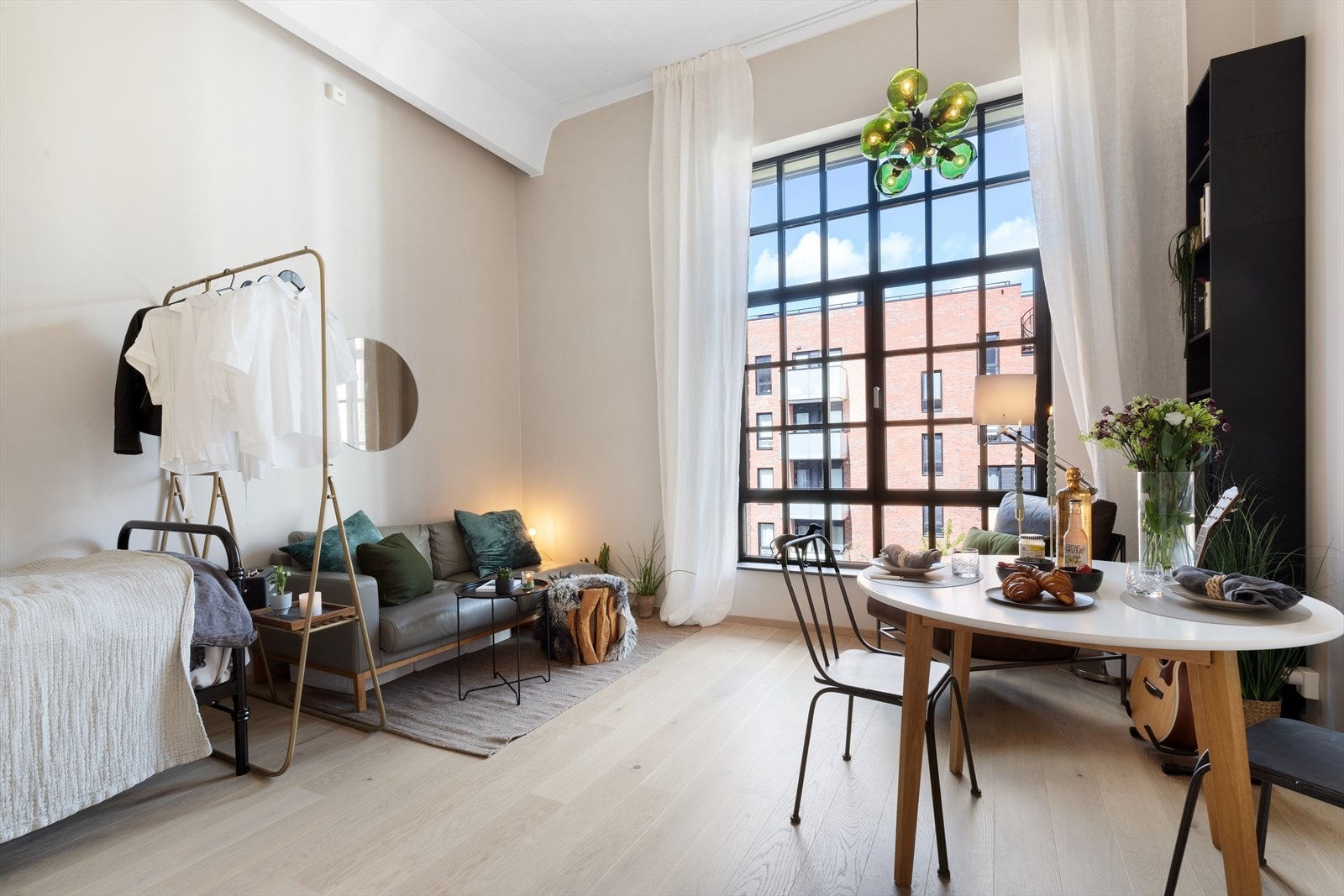 Oppholdsrommet har flere innredningsmuligheter og kan romme både sofakrok, spisebord og seng. Galleribilde