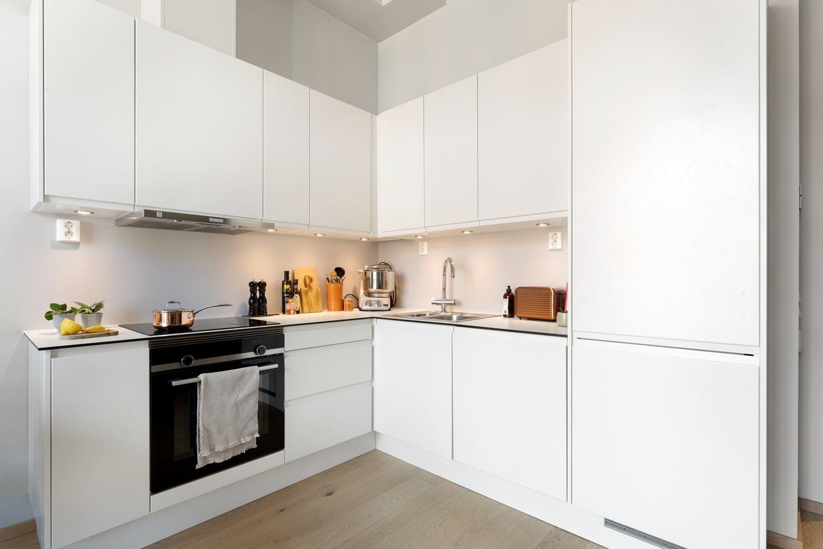 Lekkert kjøkken fra Sigdal
med hvite, glatte fronter og integrerte hvitevarer. Kjøkkenet er godt utnyttet med skap- og benkeplass. Galleribilde