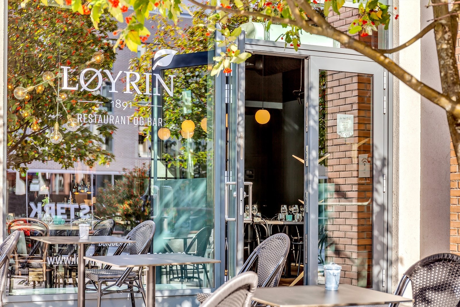 Det finnes mange restauranter og serveringssteder i nærområdet, bl.a. Løyrin på Løren Torg. Galleribilde