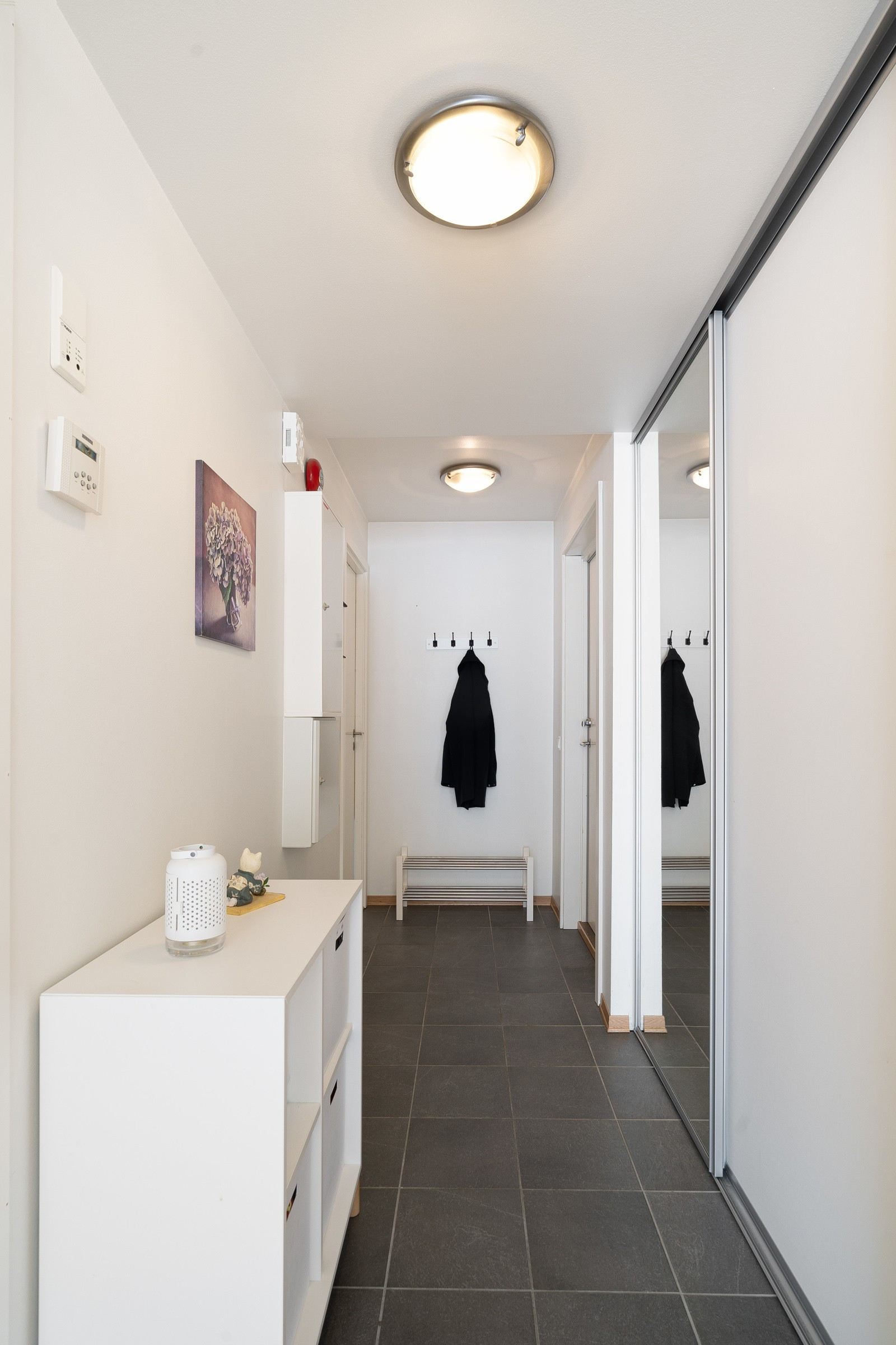 Entrè med stor skyvedørsgarderobe