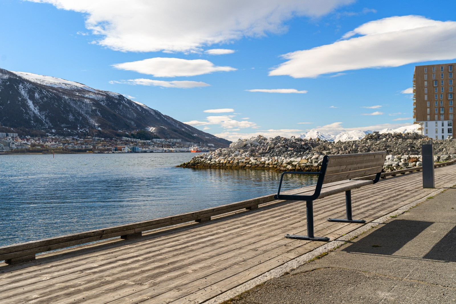 Rett utenfor blokka finner du strandpromenade med svært gode solforhold og fantastisk utsikt over mot fastlandet