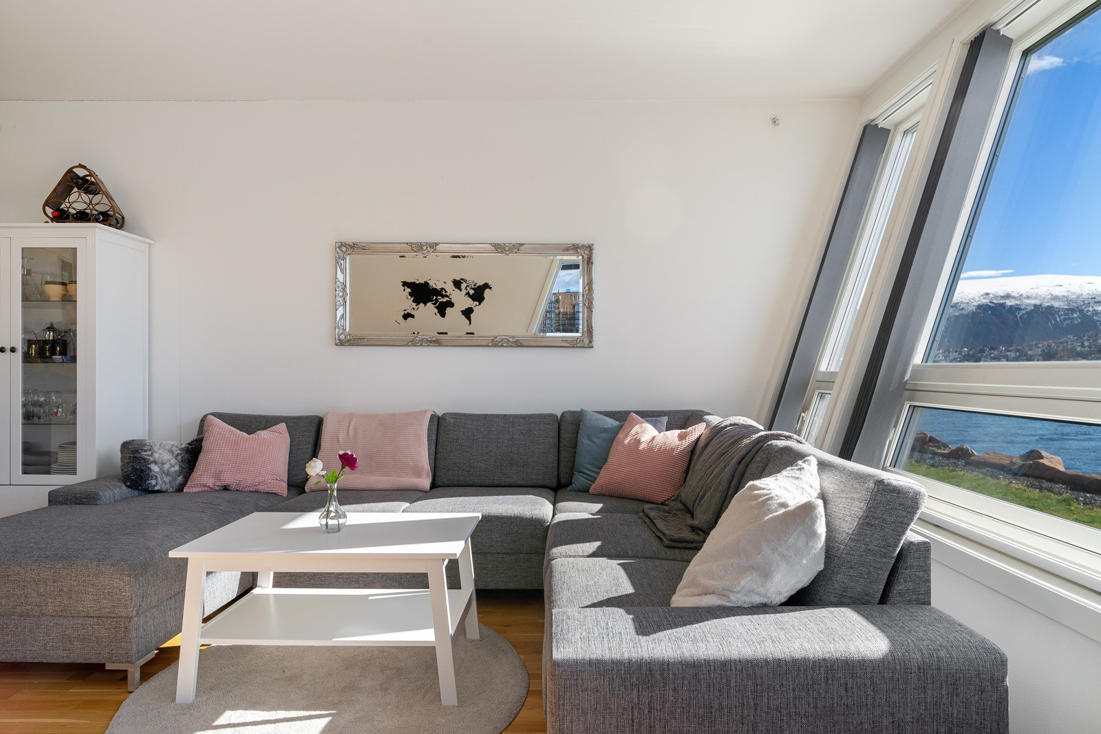 I stuen er det god plass til en stor sofagruppe og tilhørende møblement