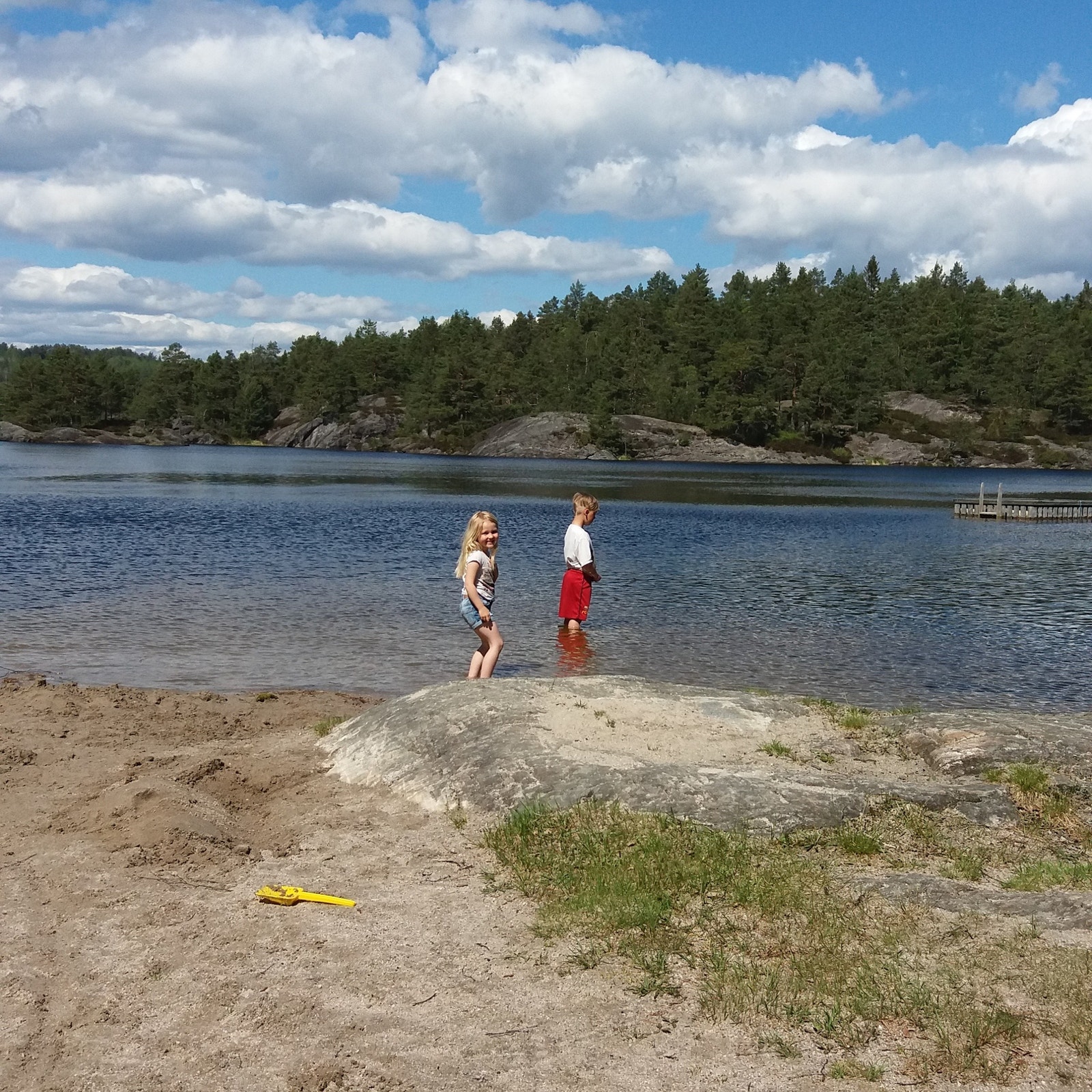 Fra badeplass i Skarvann. Vist man ønsker å skylle av seg saltet etter en lang dag i sjøen, så er dette rett plass. Galleribilde