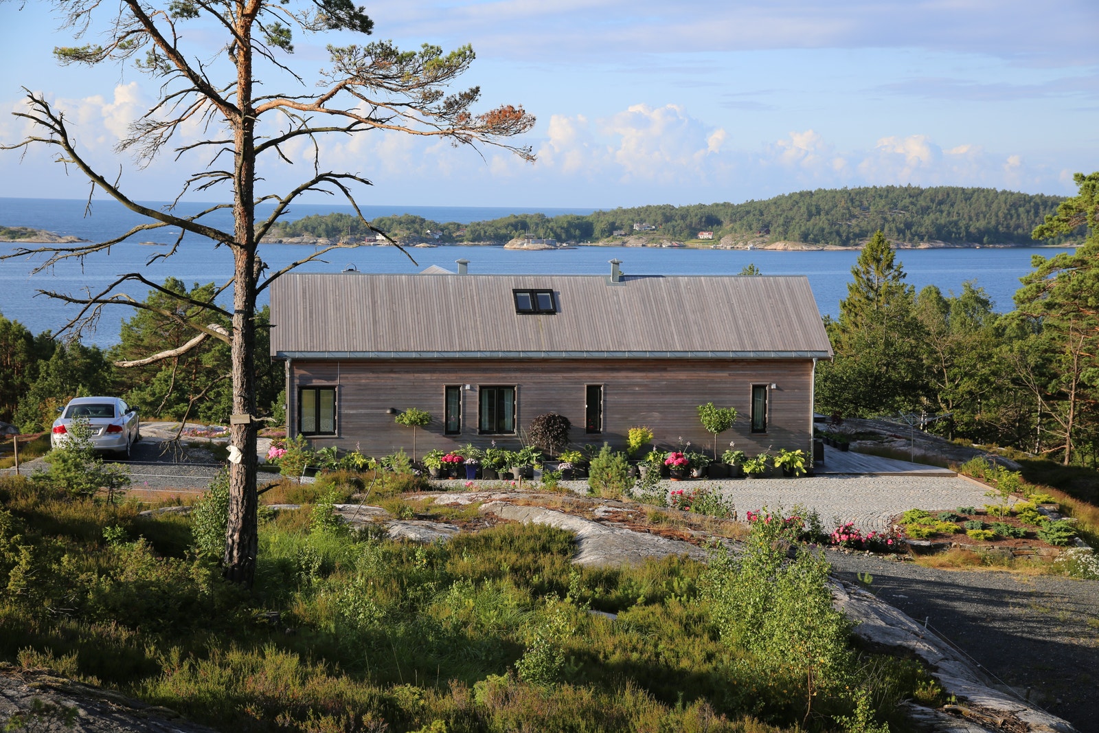 Bild av en av nabohyttene, viser hvordan tomten kan opparbeides. Galleribilde