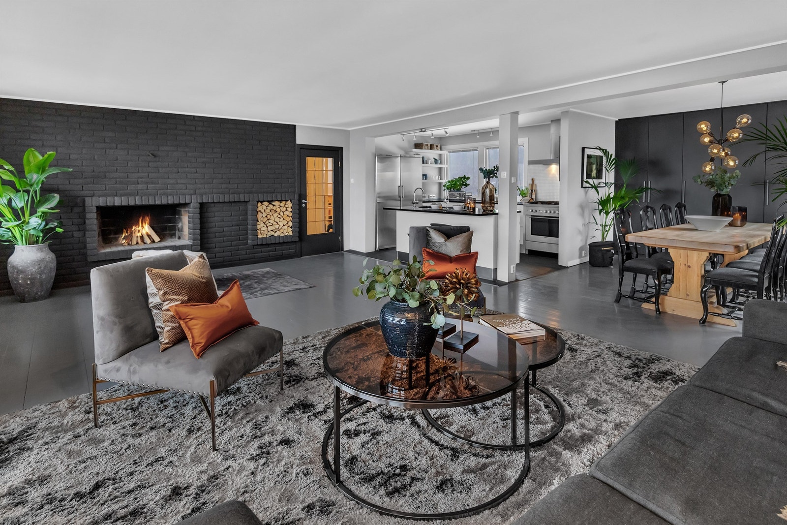 Stue/spisestue med åpen kjøkkenløsning. Plassbygde skap bak spisebordet gir ekstra skapplass til kjøkkenet. Galleribilde