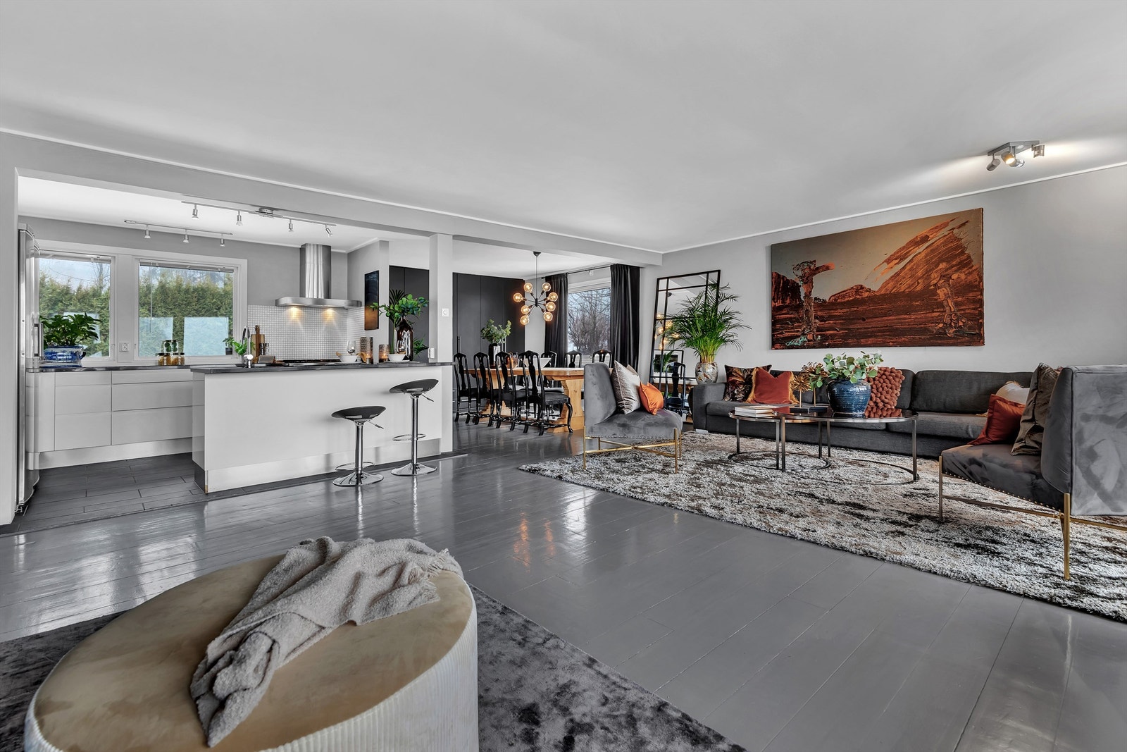 Stue / spisestue med åpen kjøkkenløsning. Fine soner gjør stuen enkel å møblere. Galleribilde